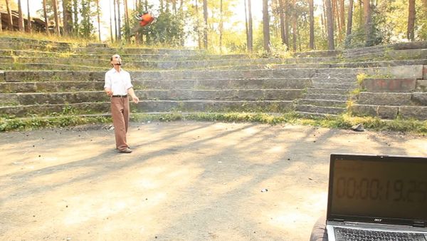 The record in the juggling: ball, coin and working chainsaw - Sputnik International