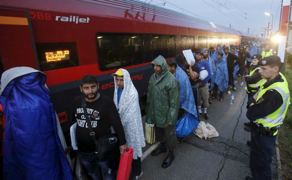 Migrants arrive at the Austrian train station of Nickelsdorf to board trains to Germany Migrants arrive at the Austrian train station of Nickelsdorf to board trains to Germany - Sputnik International