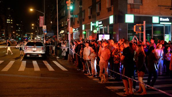 Onlookers stand behind a police cordon near the site of an explosion in the Chelsea neighborhood of Manhattan, New York, U.S. September 17, 2016. Onlookers stand behind a police cordon near the site of an explosion in the Chelsea neighborhood of Manhattan, New York, U.S. September 17, 2016. - Sputnik International