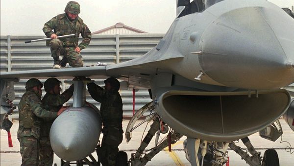 U.S. air force engineers attach a fuel tank to the F-16 jet fighter (file) - Sputnik International