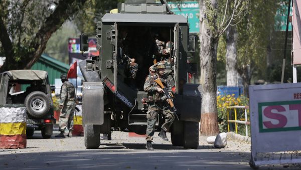 Indian army soldiers arrive at the army base which was attacked by suspected rebels in the town of Uri, west of Srinagar, Indian controlled Kashmir, Sunday, Sept. 18, 2016. Indian army soldiers arrive at the army base which was attacked by suspected rebels in the town of Uri, west of Srinagar, Indian controlled Kashmir, Sunday, Sept. 18, 2016. - Sputnik International
