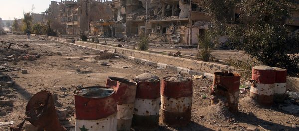 Barrels painted in the colours of the Syrian flag in the eastern town of Deir Ezzor Barrels painted in the colours of the Syrian flag in the eastern town of Deir Ezzor - Sputnik International