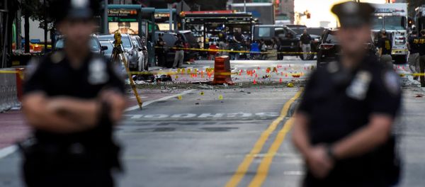 New York City Police Department (NYPD) officers stand near the site of an explosion in the Chelsea neighborhood of Manhattan, New York, U.S - Sputnik International