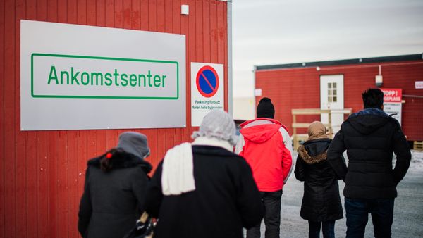 Refugees enter the arrival centre for refugees near the town on Kirkenes, northern Norway Refugees enter the arrival centre for refugees near the town on Kirkenes, northern Norway - Sputnik International