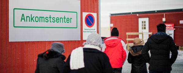 Refugees enter the arrival centre for refugees near the town on Kirkenes, northern Norway - Sputnik International