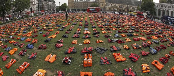 A display of lifejackets worn by refugees during their crossing from Turkey to the Greek island of Chois, are seen Parliament Square in central London, Britain A display of lifejackets worn by refugees during their crossing from Turkey to the Greek island of Chois, are seen Parliament Square in central London, Britain - Sputnik International