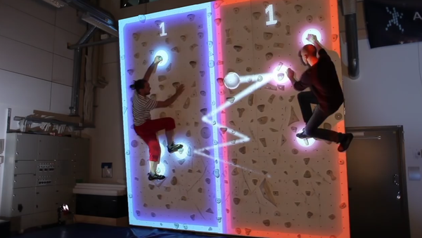 Friday fun at the office: Climball battle! - Sputnik International