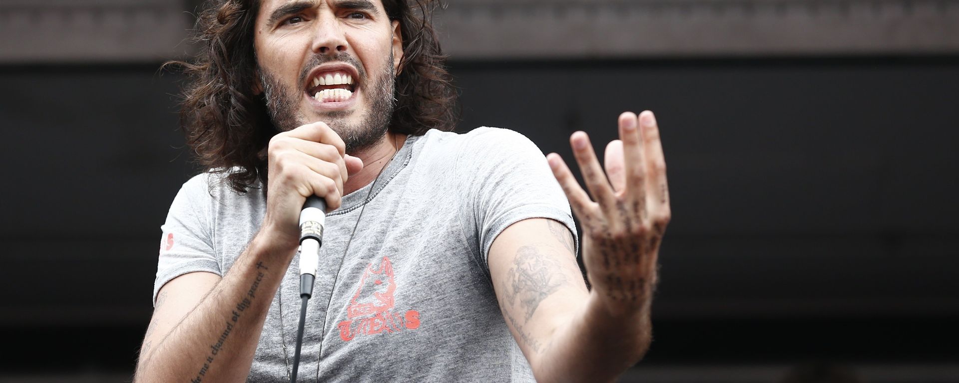 British comedian Russell Brand speaks to protesters following a march against the British government's spending cuts and austerity measures in London on June 20, 2015. British comedian Russell Brand speaks to protesters following a march against the British government's spending cuts and austerity measures in London on June 20, 2015. - Sputnik International, 1920, 19.09.2016