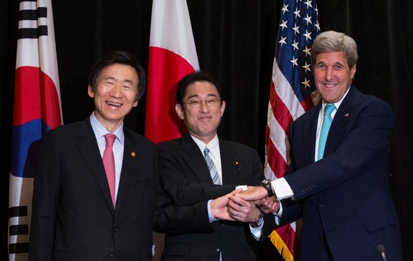 Japanese Foreign Minister Fumio Kishida , South Korean Foreign Minister Yun Byung-se and US Secretary of State John Kerry Japanese Foreign Minister Fumio Kishida , South Korean Foreign Minister Yun Byung-se and US Secretary of State John Kerry - Sputnik International