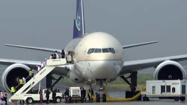 In this image made from video, people disembark a Saudi Arabian Airlines plane from Jeddah as it is parked at the airport in Manila, the Philippines, Tuesday, Sept. 20, 2016. In this image made from video, people disembark a Saudi Arabian Airlines plane from Jeddah as it is parked at the airport in Manila, the Philippines, Tuesday, Sept. 20, 2016. - Sputnik International