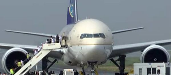 In this image made from video, people disembark a Saudi Arabian Airlines plane from Jeddah as it is parked at the airport in Manila, the Philippines, Tuesday, Sept. 20, 2016. In this image made from video, people disembark a Saudi Arabian Airlines plane from Jeddah as it is parked at the airport in Manila, the Philippines, Tuesday, Sept. 20, 2016. - Sputnik International