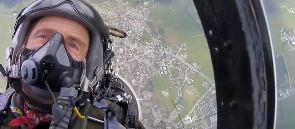 What It's Like to Pilot Hawker Hunter Jet Over Swiss Valleys What It's Like to Pilot Hawker Hunter Jet Over Swiss Valleys - Sputnik International