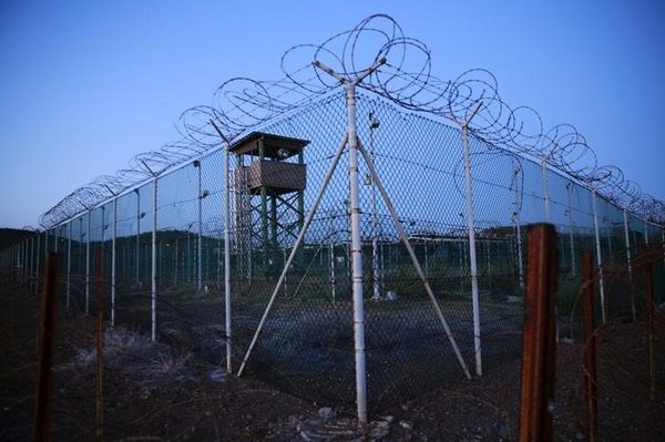 Chain link fence and concertina wire surrounds a deserted guard tower within Joint Task Force Guantanamo's Camp Delta at the US Naval Base in Guantanamo Bay, Cuba. - Sputnik International