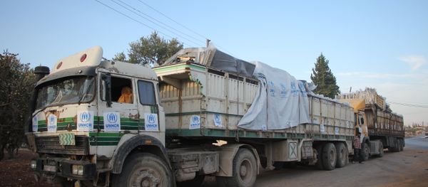 Trucks carrying aid are seen on the side of the road in the town of Orum al-Kubra on the western outskirts of the northern Syrian city of Aleppo on September 20, 2016, the morning after a convoy delivering aid was hit by a deadly air strike Trucks carrying aid are seen on the side of the road in the town of Orum al-Kubra on the western outskirts of the northern Syrian city of Aleppo on September 20, 2016, the morning after a convoy delivering aid was hit by a deadly air strike - Sputnik International