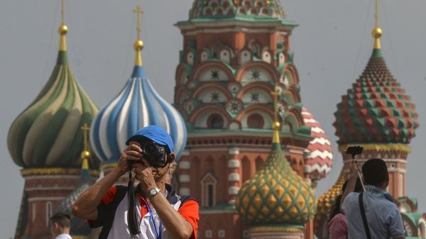 A tourist takes pictures on Red Square, Moscow. A tourist takes pictures on Red Square, Moscow. - Sputnik International