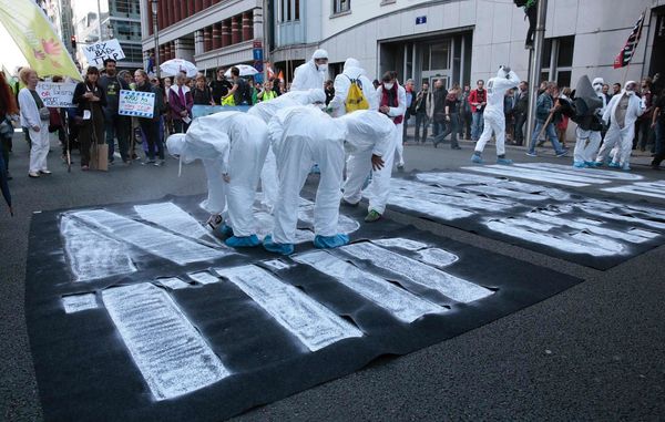 Greenpeace activists spray paint an anti-TTIP slogan on a street during a demonstration against international trade agreements in Brussels on Tuesday, Sept. 20, 2016. Greenpeace activists spray paint an anti-TTIP slogan on a street during a demonstration against international trade agreements in Brussels on Tuesday, Sept. 20, 2016. - Sputnik International