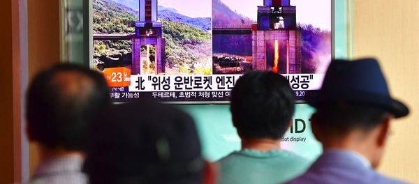 People watch a television news report about North Korea's latest ground test for a rocket engine, at a railway station in Seoul on September 20, 2016 - Sputnik International