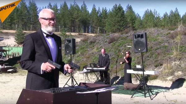 Head of Russian Shooting Federation Plays Beethoven and Russian Murka with Glocks - Sputnik International