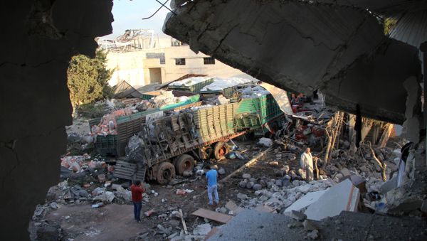 Aid is seen strewn across the floor in the town of Orum al-Kubra on the western outskirts of the northern Syrian city of Aleppo on September 20, 2016, the morning after a convoy delivering aid was hit by a deadly air strike - Sputnik International