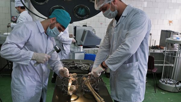 Students practice with Ilizarov apparatus at Yuzhno-Uralskiy State Medical University - Sputnik International