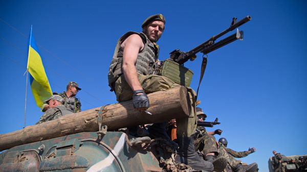 Ukrainian servicemen sit on an Armoured Personal Carrier (APC) as the column of Ukrainian forces passes near Artemivsk in the Donetsk region on June 9, 2015 Ukrainian servicemen sit on an Armoured Personal Carrier (APC) as the column of Ukrainian forces passes near Artemivsk in the Donetsk region on June 9, 2015 - Sputnik International