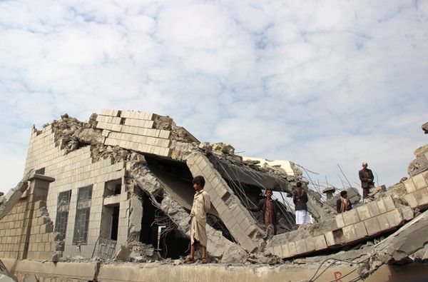 People stand on the rubble of a school destroyed by a Saudi-led air strike in an outskirt of the northwestern city of Saada, Yemen September 14, 2016 People stand on the rubble of a school destroyed by a Saudi-led air strike in an outskirt of the northwestern city of Saada, Yemen September 14, 2016 - Sputnik International