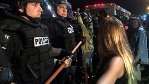 Woman Confronts Police During Keith Lamont Scott Protests in Charlotte - Sputnik International