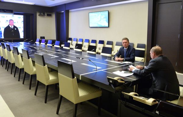 Russian President Vladimir Putin, right, attends the launch ceremony of the Vostochno-Messoyakhskoye, Russia's northernmost onshore oil field, via a video conference on September 21, 2016. Alexei Miller, Gazprom CEO, is to Putin's right. Igor Sechin, Rosneft CEO, is seen onscreen. - Sputnik International