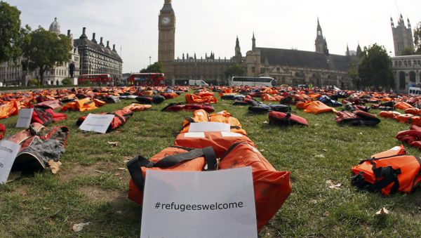 A display of lifejackets worn by refugees during their crossing from Turkey to the Greek island of Chois, are seen Parliament Square in central London, Britain September 19, 2016 - Sputnik International