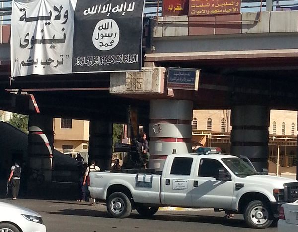 A fighter from the Islamic State, formerly known as the Islamic State of Iraq and the Levant (ISIL), mans an anti-aircraft gun mounted on the rear of a vehicle in Mosul July 16, 2014 - Sputnik International