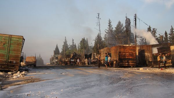 Syrians gather near damaged trucks carrying aid on the side of the road in the town of Orum al-Kubra on the western outskirts of the northern Syrian city of Aleppo on September 20, 2016, the morning after a convoy delivering aid was hit by a deadly air strike Syrians gather near damaged trucks carrying aid on the side of the road in the town of Orum al-Kubra on the western outskirts of the northern Syrian city of Aleppo on September 20, 2016, the morning after a convoy delivering aid was hit by a deadly air strike - Sputnik International