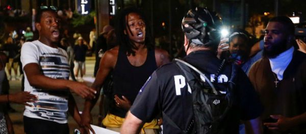 People maneuver amongst tear gas in uptown Charlotte, NC during a protest of the police shooting of Keith Scott, in Charlotte, North Carolina, U.S. September 21, 2016 - Sputnik International