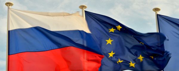 Flags of Russia, EU, France and coat of arms of Nice on the city's promenade Flags of Russia, EU, France and coat of arms of Nice on the city's promenade - Sputnik International