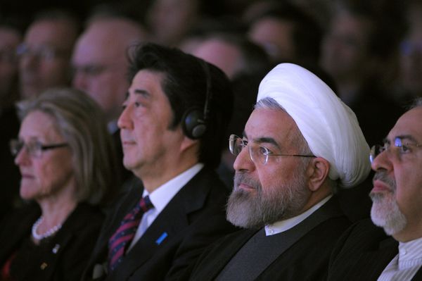 Iranian President Hassan Rouhani (R) sits next to Japanese Prime Minister Shinzo Abe (L) during the opening session of the World Economic Forum in Davos on January 22, 2014 - Sputnik International