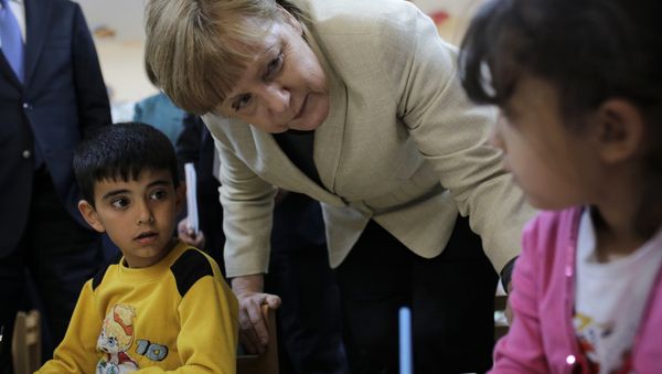 German Chancellor Angela Merkel talks with refugee children at a preschool, during a visit to a refugee camp on April 23, 2016 on the Turkish-Syrian border in Gaziantep - Sputnik International