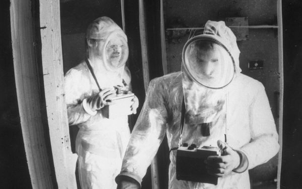 Technicians wearing protective suits conduct decontamination of the Chernobyl Nuclear Plant. - Sputnik International