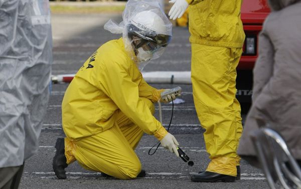 Koriyama fire department staff check radiation levels of rescue personnel in Koriyama city in Fukushima prefecture on March 13, 2011. - Sputnik International