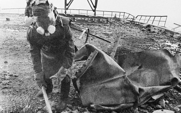 Technicians clear debris from the roof of the damaged Chernobyl Nuclear Plant unit. - Sputnik International