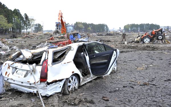 Self Defense Force soldiers remove debris at tsunami washed field in the city of Minamisoma in Fukushima prefecture on May 2, 2011. - Sputnik International