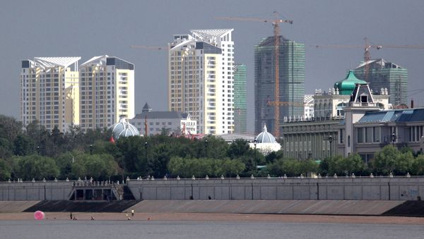 View from a recreational boat of the Chinese city of Heihe, located on the opposite bank of the Amur from the Russian city of Blagoveshchensk - Sputnik International
