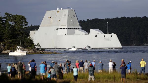 The future USS Zumwalt heads down the Kennebec River after leaving Bath Iron Works Wednesday, Sept. 7, 2016, in Bath, Maine - Sputnik International