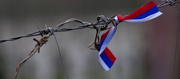 Barbed wire with a Russian flag - Sputnik International