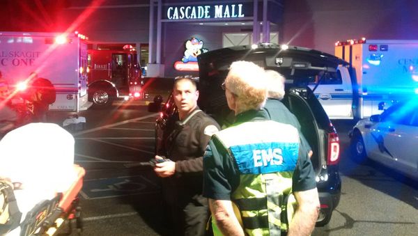 Medics wait to gain access to the Cascade Mall after four people were shot dead in Burlington, Washington, U.S. September 24, 2016. - Sputnik International
