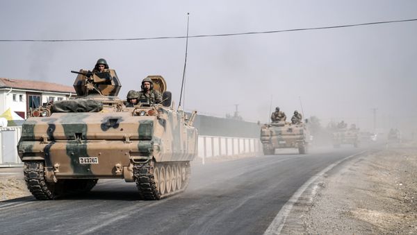 Turkish army tanks and armored personnel carriers move toward the Syrian border, in Karkamis, Turkey (File) - Sputnik International