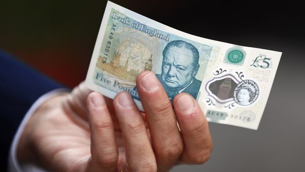 Governor of the Bank of England Mark Carney poses with a new polymer five pound note, at Whitecross Street Market, to promote the launch of the new bank note, in London, on September 13, 2016 - Sputnik International