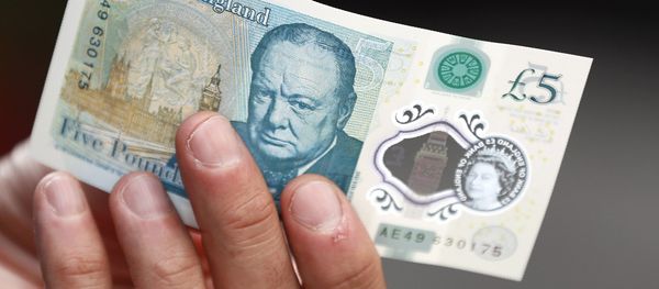 Governor of the Bank of England Mark Carney poses with a new polymer five pound note, at Whitecross Street Market, to promote the launch of the new bank note, in London, on September 13, 2016 - Sputnik International