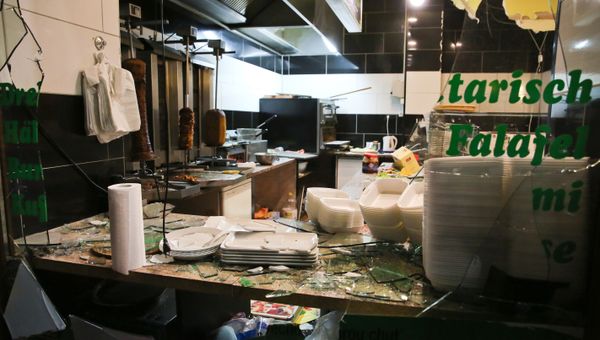 The broken window of a Döner kebab restaurant is seen in a street of the Connewitz district in Leipzig on January 11, 2016 The broken window of a Döner kebab restaurant is seen in a street of the Connewitz district in Leipzig on January 11, 2016 - Sputnik International