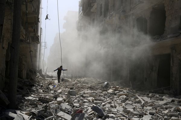 A man walks on the rubble of damaged buildings in Aleppo, Syria September 25, 2016 - Sputnik International