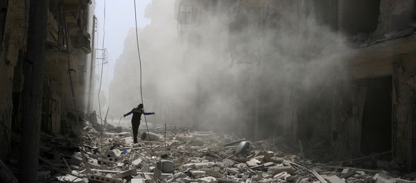 A man walks on the rubble of damaged buildings in Aleppo, Syria September 25, 2016 - Sputnik International
