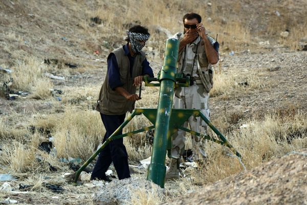 Rebel fighters prepare to launch homemade mortar rounds at Syrian army forces on in the northern Syrian city of Raqqa. - Sputnik International